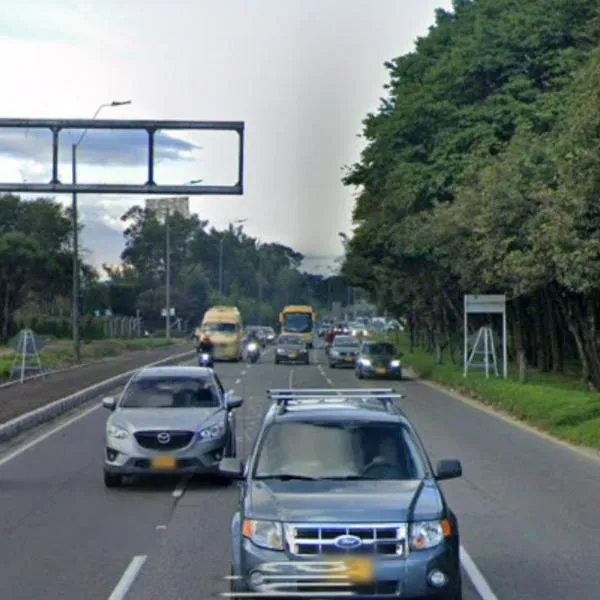 Dos jóvenes advirtieron a conductores que transitan por la Autopista Norte de Bogotá sobre los pinchallantas que están presentes en dicha vía.