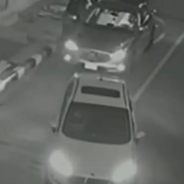 Bogotá: ladrones roban carros en un auto hurtado y amenazan a víctimas con armas. 