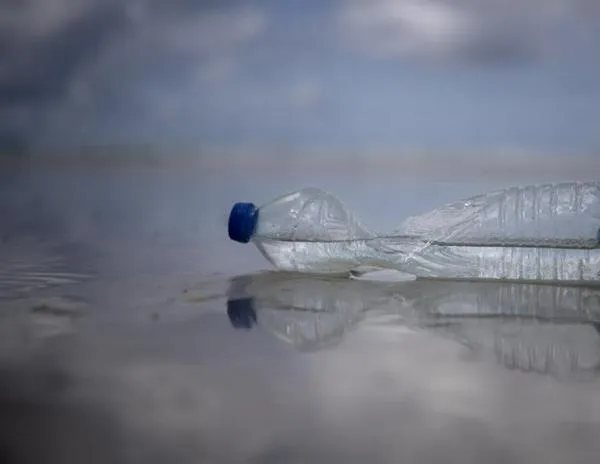 Entra en vigor en la U.E. ley que obliga a unir los tapones a las botellas plásticas