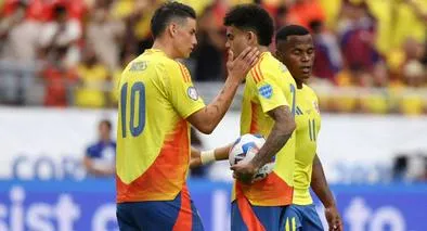 Foto de Luis Díaz con James Rodríguez, en nota de cuánto valen carros de jugadores de Colombia en Copa América