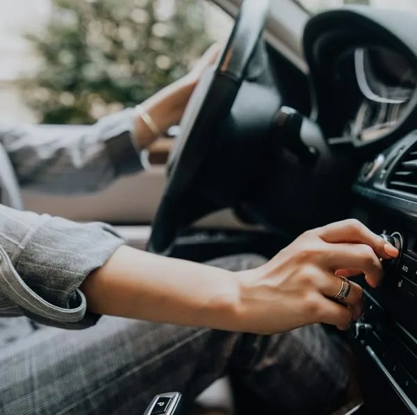 ¿Qué pasa si dejo el aire encendido con el carro apagado? 