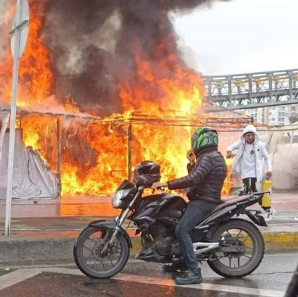 Registran impactante incendio frente a Portal Suba de Transmilenio, en Bogotá