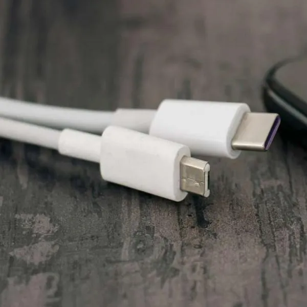 Foto de cableado, en nota de cómo limpiar el cable cargador del celular que se pone amarillo con pasos simples