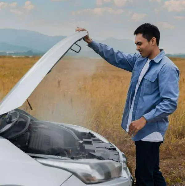 Foto de vehículo recalentado, en nota de cuándo se calienta el carro se debe apagar 