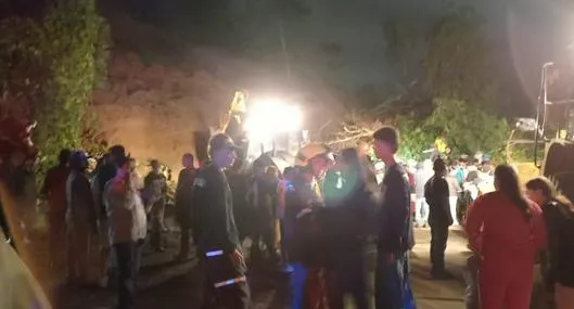 Derrumbe en vía Cañasgordas-Medellín sepultó vivienda, tres personas rescatadas
