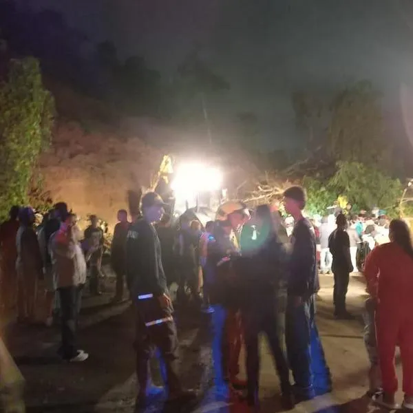 Derrumbe en vía Cañasgordas-Medellín sepultó vivienda, tres personas rescatadas