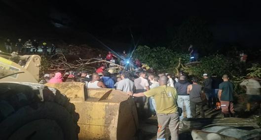 Cierran vía Medellín -Urabá por deslizamiento: tres personas fueron rescatadas de una casa