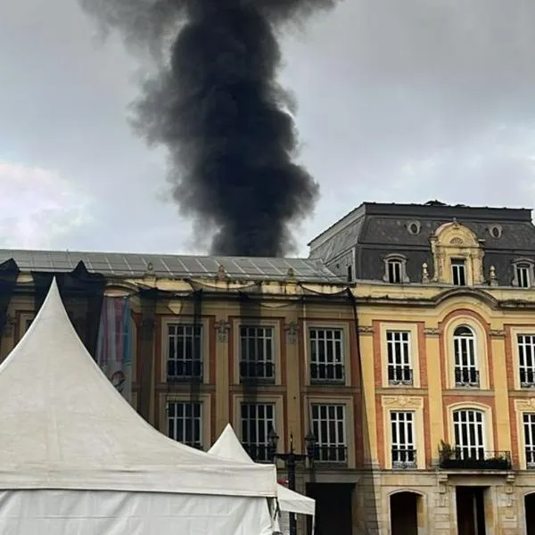 Incendio en Bogotá, cerca de la Plaza de Bolívar: bodega fue consumida por las llamas en el sector de San Victorino y podría afectar a locales aledaños. 