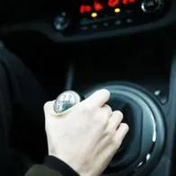 ¿Cómo cambiar el pomo de la barra de cambios del carro? Así lo pude hacer rápido