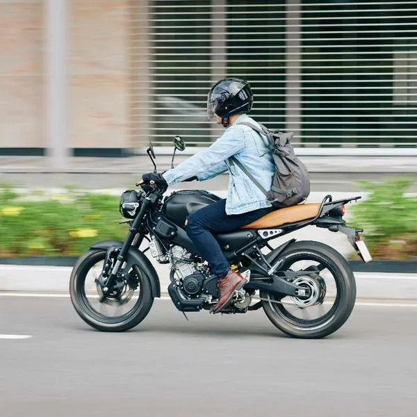 Foto de motociclista, en nota de qué espejos son obligatorios en moto en Colombia.