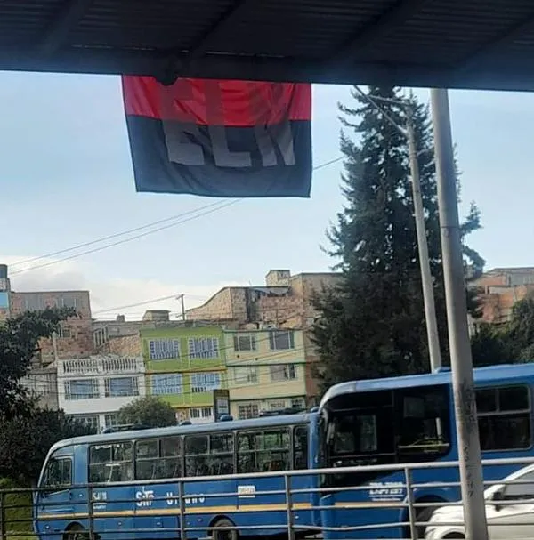 Consternación por una bandera del Eln colgada en puente peatonal de Usme, sur de Bogotá