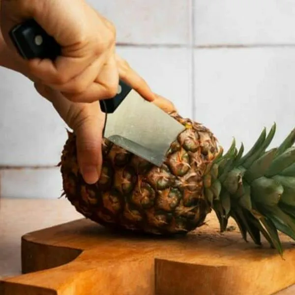 ¡No bote la cáscara de la piña! Puede darle estos usos; incluso puede sacarle dinero