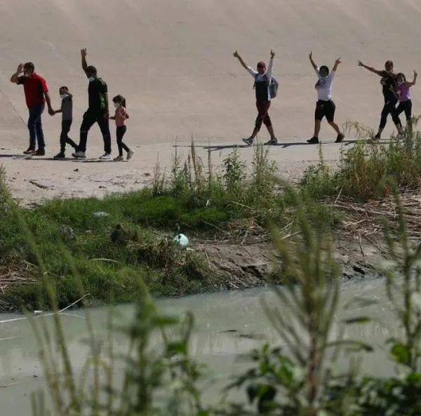 Con cercas de púas cierran pasos fronterizos al Darién y se incrementa el drama migratorio