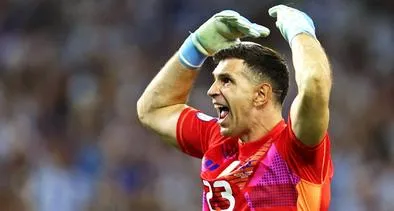 Dibu Martínez, que abarazó a Lionel Messi y a jugadores de Ecuador en Copa América 2024