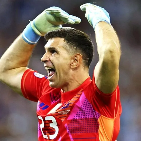 Dibu Martínez, que abarazó a Lionel Messi y a jugadores de Ecuador en Copa América 2024