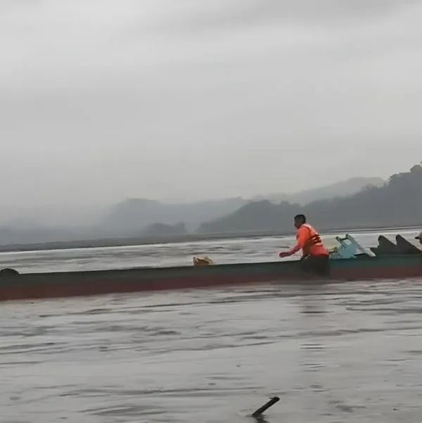 Conductor de lancha siniestrada en el Sinú acusa a conductor de la otra embarcación de haber invadido su canal. Una mujer murió y un niño está desaparecido