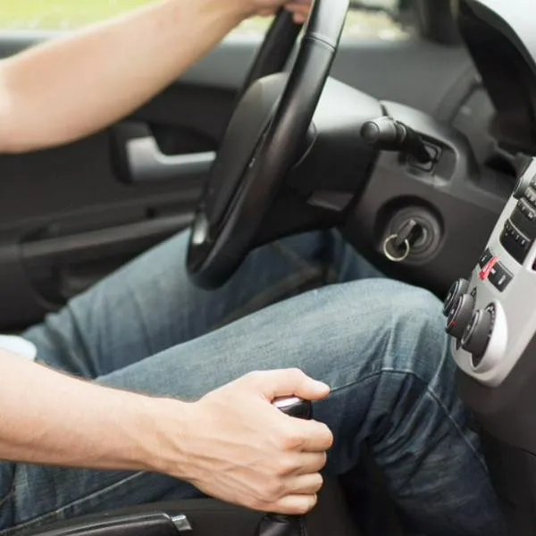 ¿Qué pasa si llevo el pie en el clutch? Pulzo explica que dejar pie en el clutch del carro lo daña y la reparación sale costosa a conductores.