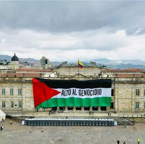 Ondean bandera de Palestina en el edificio del Congreso por Congreso en la Plaza de Bogotá