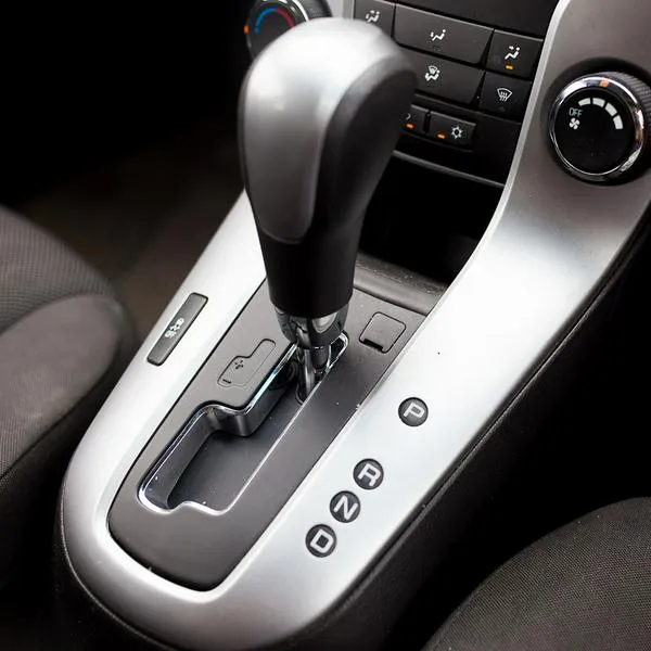 ¿Cómo parar un carro automático en un semáforo? 