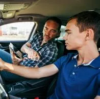 Foto de conductor, en nota de cuál es el botón en carros que sirve para enfriar las bebidas, fácil de ajustar
