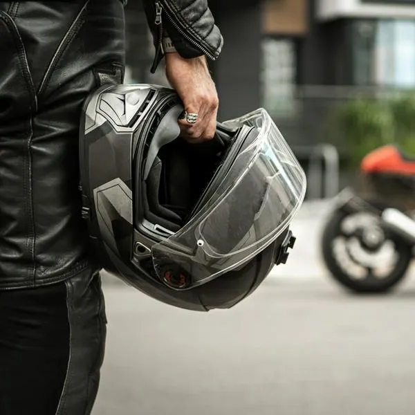 Motos: multas por no usar bien el casco. 
