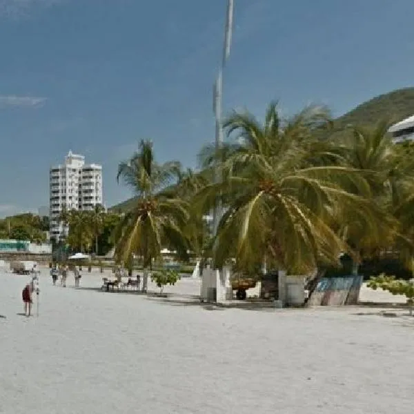 Trabajador de aseo en Santa Marta devolvió maletín con 1 millón a turista que lo había perdido en la playa