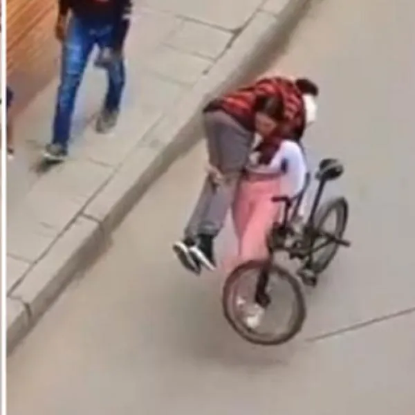 Mujer sorprende en redes al cargar a hombre y a bicicleta al mismo tiempo: video es viral