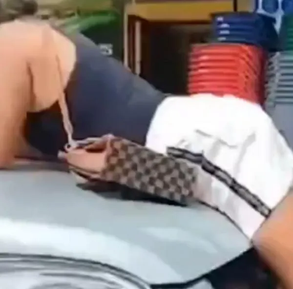 [Video] Mujer pilló a su esposo con la amante y se lanzó al capó del carro.