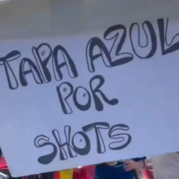 Colombianos hacen negocio en Copa América vendiendo aguardiente.