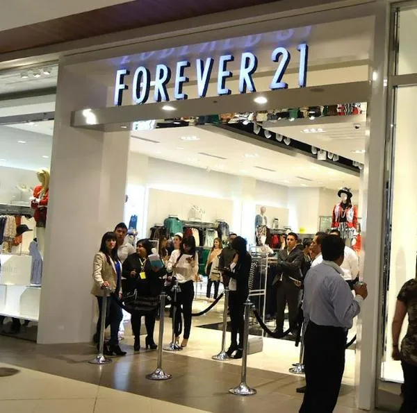Forever 21 se va de Colombia por problemas económicos y lanzó descuentos del 70 % que colapsaron su tienda en centro comercial Titán Plaza.