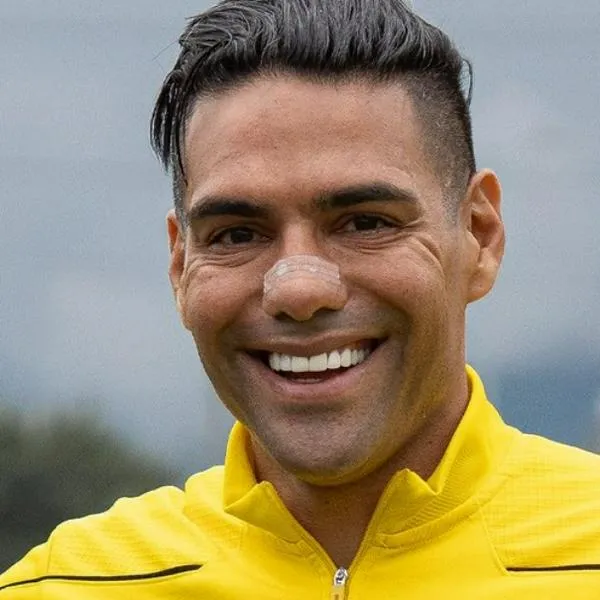 Falcao recibirá en estadio lleno a humilde mujer que canta su canción; le darán casa