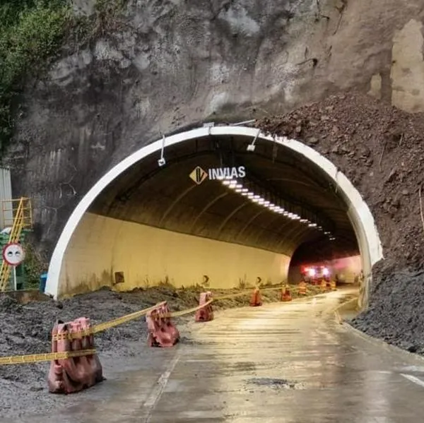 Sigue remoción de derrumbe en La Línea