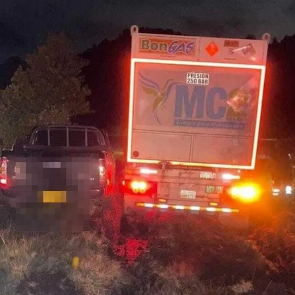 Trágica muerte en Sopo (Cundinamarca): peatón falleció en un accidente al ser atropellado por un carro cuando cruzaba la vía con un niño. 