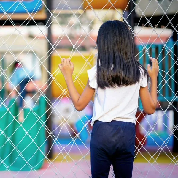 Abuso a niña en Bogotá: padrastro la obligó a mentir y a abortar el bebé
