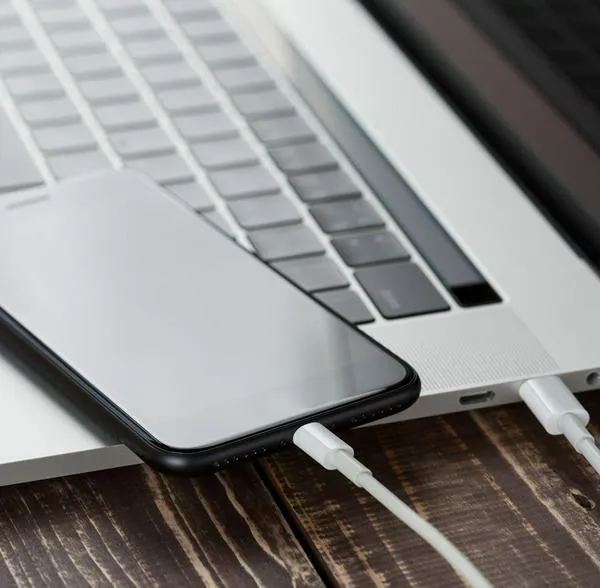¿Se puede cargar el celular con el computador? 