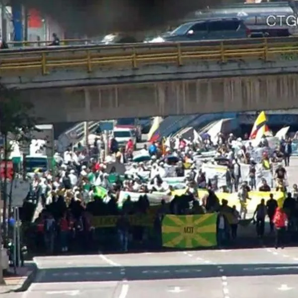 Protesta en la calle 26 obligó cierre de 5 estaciones de Transmilenio: estas son