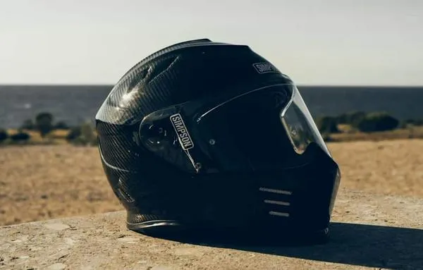 ¿Cómo saber si un casco de moto está certificado en Colombia?