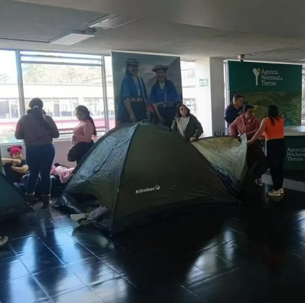 Ciudadanos se tomaron Agencia Nacional de Tierras: hay por lo menos 1.500 personas