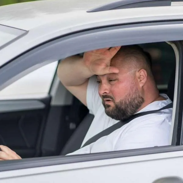 Foto de conductor, en nota de cómo enfriar el carro sin aire acondicionado y con truco poco conocido que ahorra