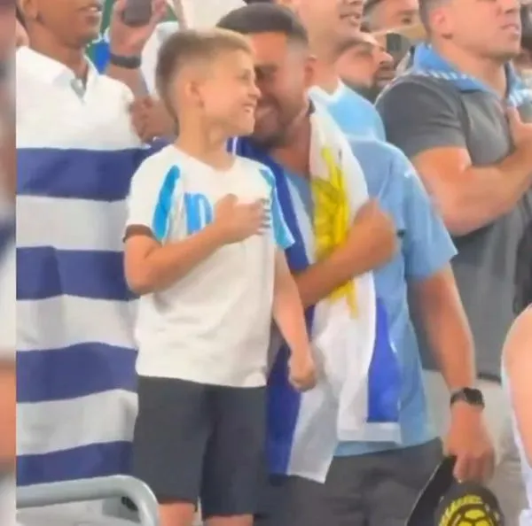 Jugadores de Uruguay sorprendieron a niño viral por cantar el himno: video y reacción