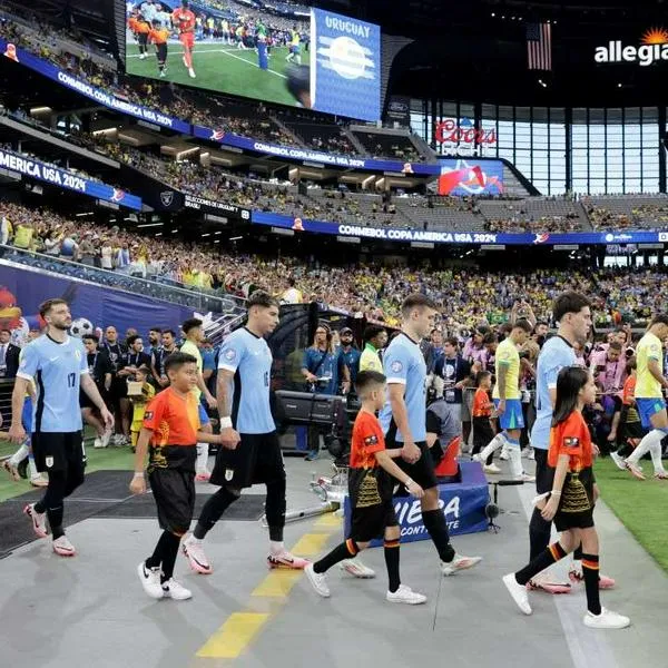 Foto de futbolistas en estadio, en nota de por qué los jugadores de fútbol salen a la cancha con niños