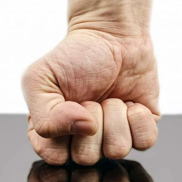 Foto de persona golpeando mesa, en nota de por qué el dicho de "toco madera" se usa como método de suerte 