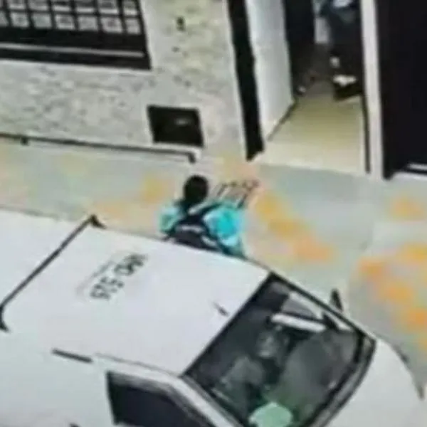 Momento en el que los 8 ladrones vestidos con uniformes de Codensa entraron a una empresa en Bogotá y la saquearon