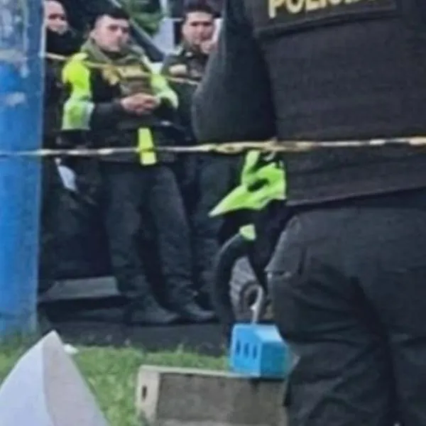 Sicariato en el sur de Bogotá: hombre fue asesinado en una cancha de fútbol. Un delincuente llegó, le disparó y se escapó sin dejar rastro. 