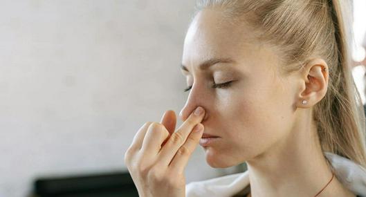 El peligro de introducir los dedos en la nariz; puede desarrollar peligrosa enfermedad