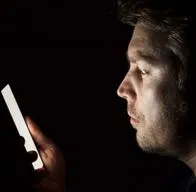 Qué tan malo es usar el celular a oscuras y qué tan peligroso es: qué dicen los expertos