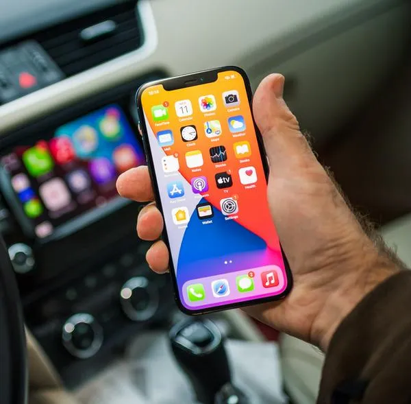 ¿Cómo no marearse en el carro con el celular? 