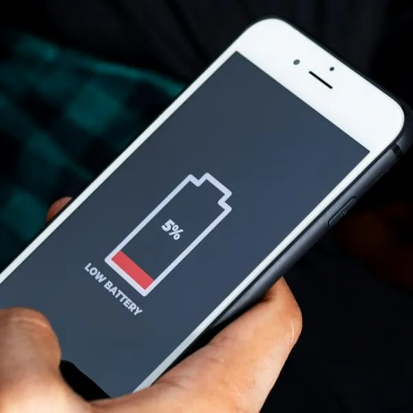 Errores de cargar el celular con el PC. Explican qué puede pasar con el dispositivo y con el computador.