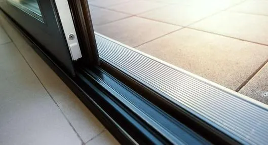 Foto de puertas corredizas, en nota de cómo quitar el oxido de los rieles de aluminio que se da en ventanas y puertas