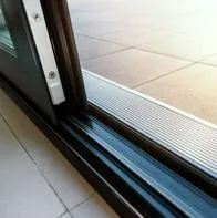 Foto de puertas corredizas, en nota de cómo quitar el oxido de los rieles de aluminio que se da en ventanas y puertas